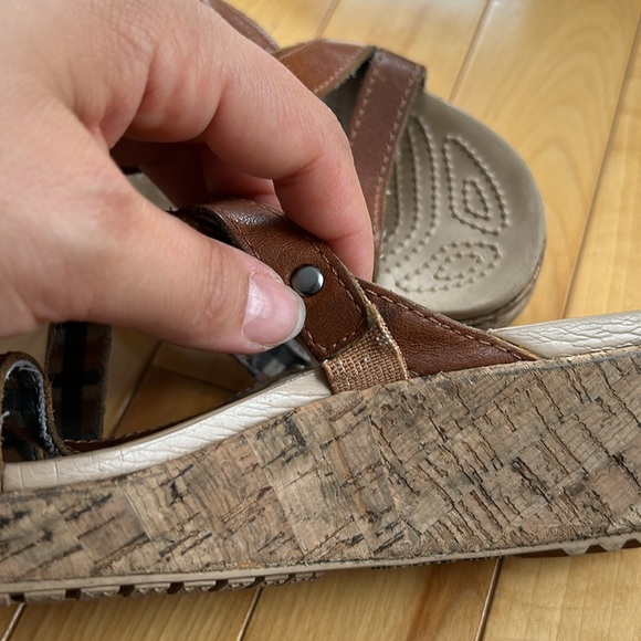 Crocs leather strappy wedge sandal, brown size 6W - Picture 9 of 11